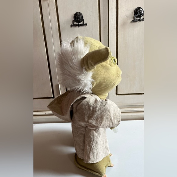 Star Wars Lightsaber Battle Yoda Deluxe 16-Inch Talking
Plush interactive toy